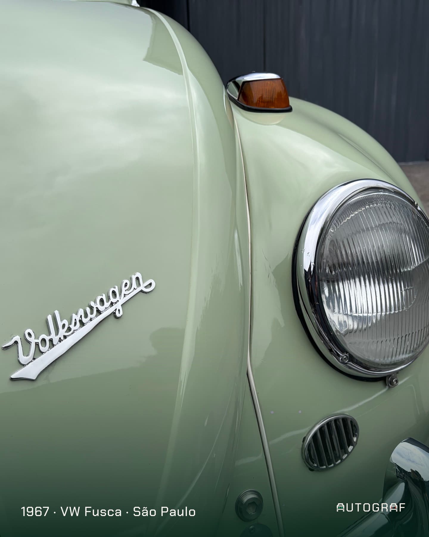 Emblema Volkswagen cromado e farol redondo de um Fusca verde claro. 1967, VW Fusca, São Paulo