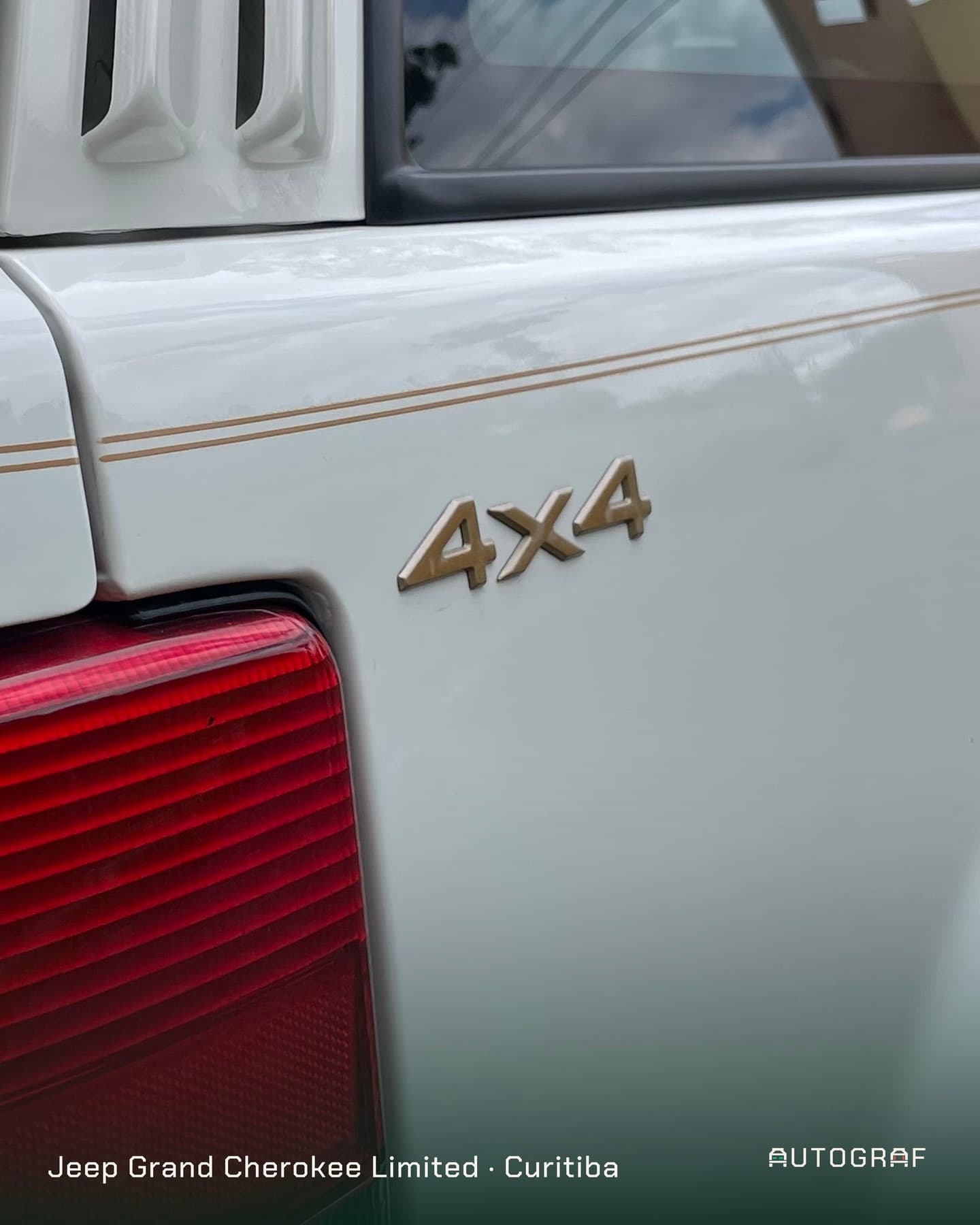 Emblema 4x4 dourado e lanterna traseira de um Jeep branco. Jeep Grand Cherokee Limited, Curitiba