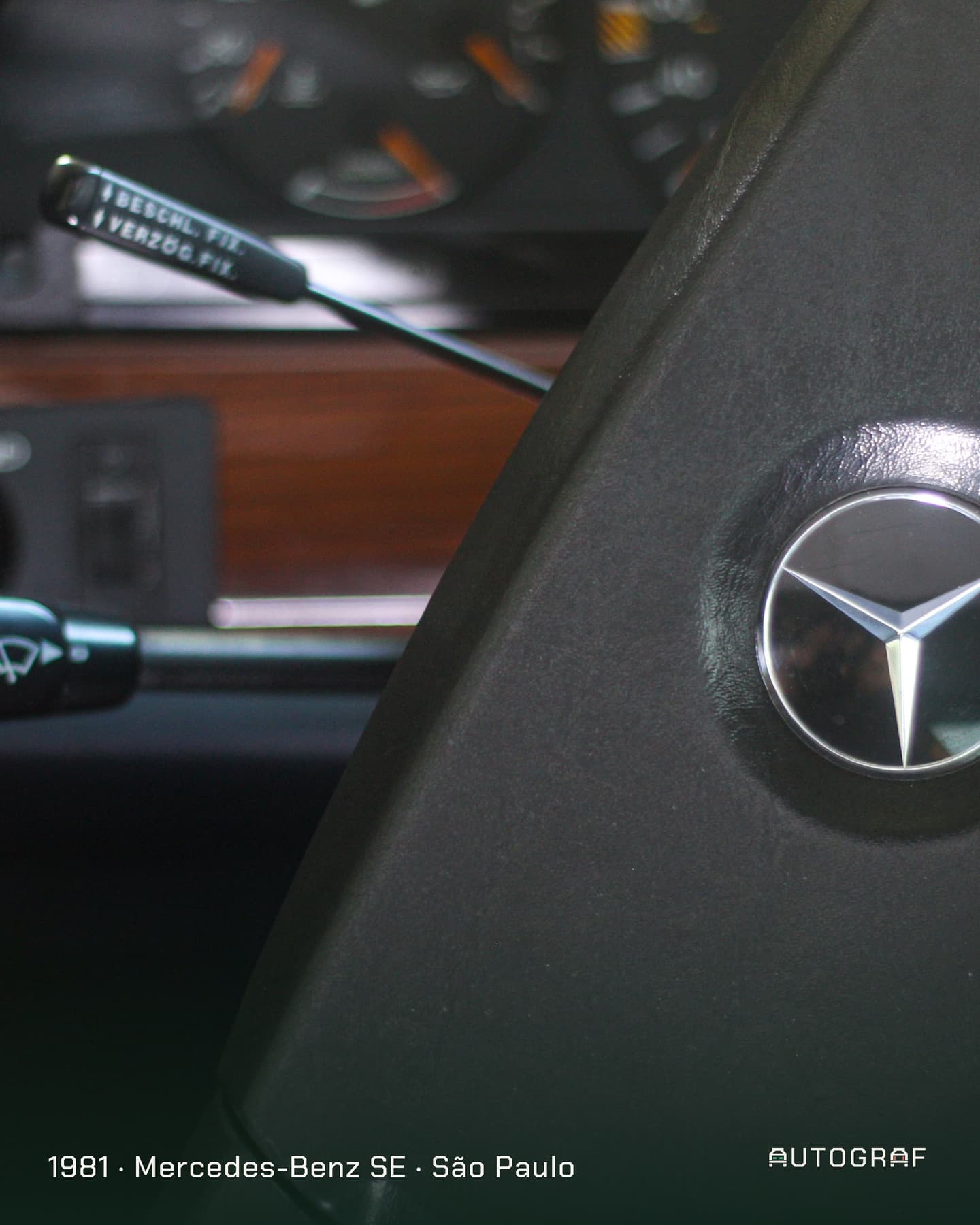 Volante com a estrela da Mercedes-Benz e painel de madeira. 1981, Mercedes-Benz SE, São Paulo